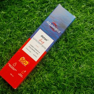 Aqualogica Detan+ Dewy Sunscreen Spray SPF 50+