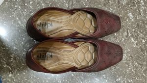 Maroon Jutti Flats