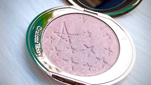 Charlotte Tilbury Glow Glide Highlighter