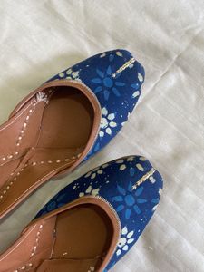 Blue Floral Print Juttis