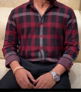 Men&#39;s Red and Black Plaid Shirt