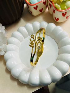 Golden Leaf Design Bracelet