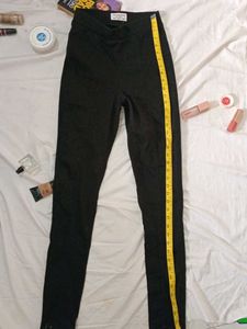 Model Jeggings In Black