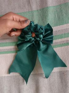 Price Reduced!!Hair Bow with 2 scrunchies