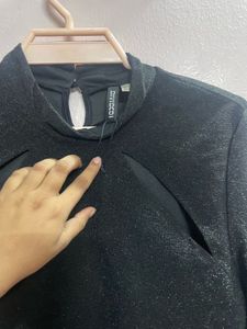 H&amp;M Cropped Cut Out Top