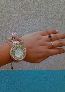 lnBeautiful Whomen Watch Good Condition Need Cell