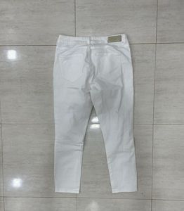 Sale Alert: VERO MODA White Distressed Jeans! 🌟
