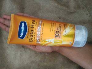 Vaseline gluta hya spf50PA+++serum sunscreen