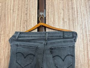Levi’s Charcoal Black Skinny Fit Jeans – Size 28
