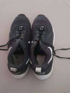 Shoose Black And White Colour