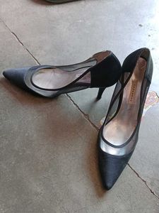 CAPARROS Women&#39;s Pointed Toe Black Wedges