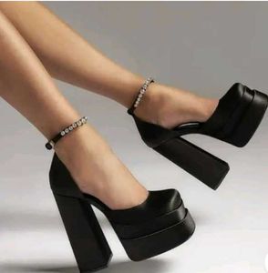 Trendy Valentino heels 👠👠