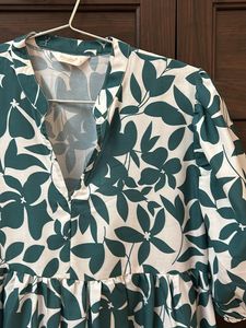 Berrylush Women White &amp; Green Floral Printed V-Nec