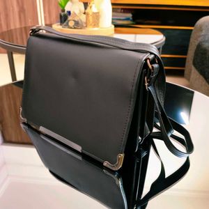 🛍️ Elegant Black Sling Bag ⭐⭐⭐⭐⭐