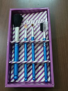Set Of 4 Professional Makeup Brush &amp; Eye Shadow