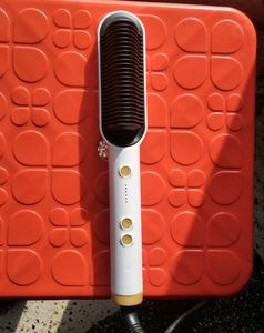 Hair straightener With A Small Comb