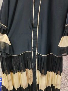 Elegant Black Abaya with Pleated Detail