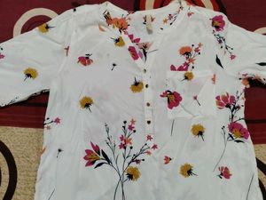 A White floral shirt top