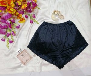 🇳🇿💫💗 Black Lace Trimmed Shorts
