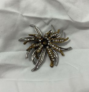 Vintage Flower Brooch / Pin