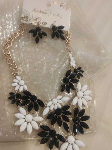 Black & White Floral Jewelry Set