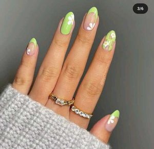 Daisy Dream Nails