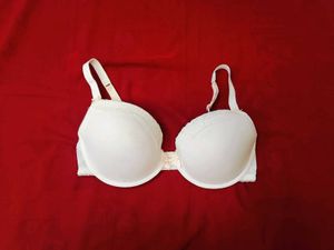 🇳🇿💫♥️ Imported White Lace Trim Heavy Paded Bra