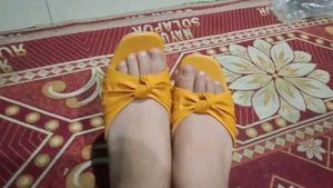 Yellow Knot Slides - Size 9