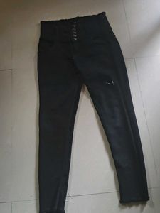 🖤 Stylish Black Ripped Jeans