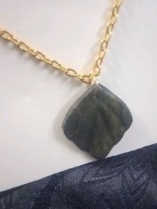 metallic scallop necklace