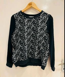 Beautiful Black And White Sweatshirt