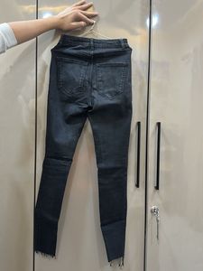 Zara Ripped Knee Skinny Jeans (Zara size- 32)