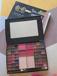M&M 48 Eyeshadow+ 4 Blusher +2 Powder