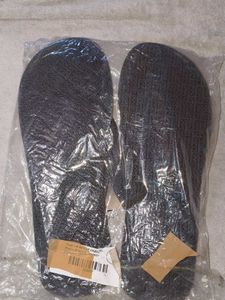 New with Tags: Feet Flip Flops Grey Men