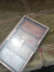 Highlighter Pallate Highly Pigmented One Is Broken