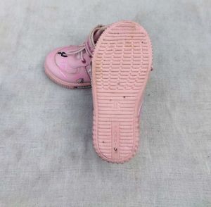 Kids Girls Pink Shoes – Like New Condition