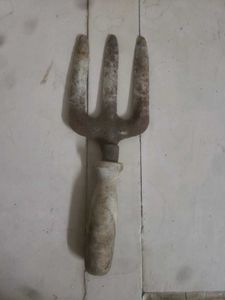 Spade Trishul Shaped 🔱