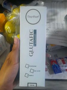 GLUTAFIC FACE WASH