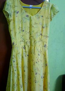 Offer📣...It Was A Yellow Flower Print Long Fr