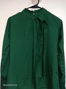 Long Sleeves Solid Top. Small Size X&#39;s. Dark Green.