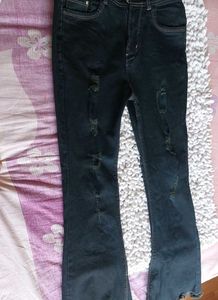 LEVIS RIPPED BOOTCUT JEANS🎀