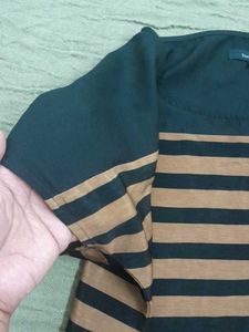 Van Heusen Top in New condition for sale.