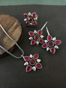Exquisite Ruby-Toned Floral Jewelry Set
