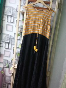 Bleck Sivless Gown