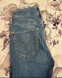 Levis High Rise Skinny Jeans(25)