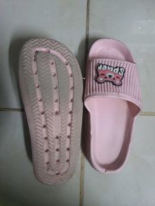 cute pink flip flops size 6,39