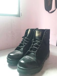 Black Cow Boy Boots For Both Men And Women