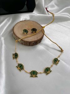 Green Lotus Choker