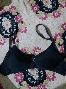 Black padded bra