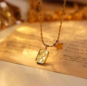 Dainty checks &amp; star pendant pvd anti tarnish